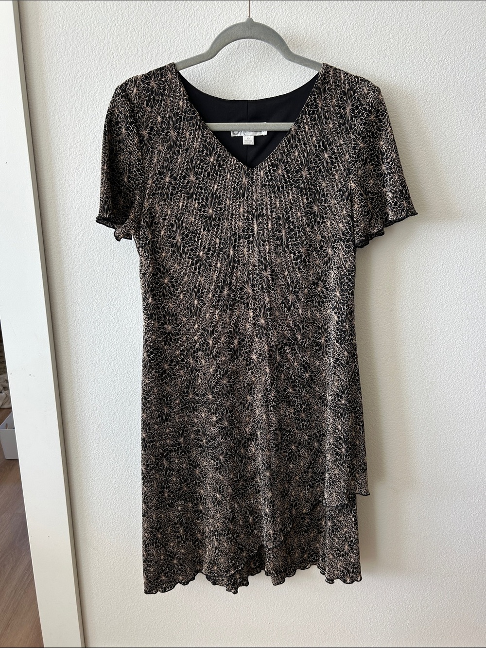 Vintage dress barn V-Neck Short Sleeve Floral Knit Dress in Black and Cream